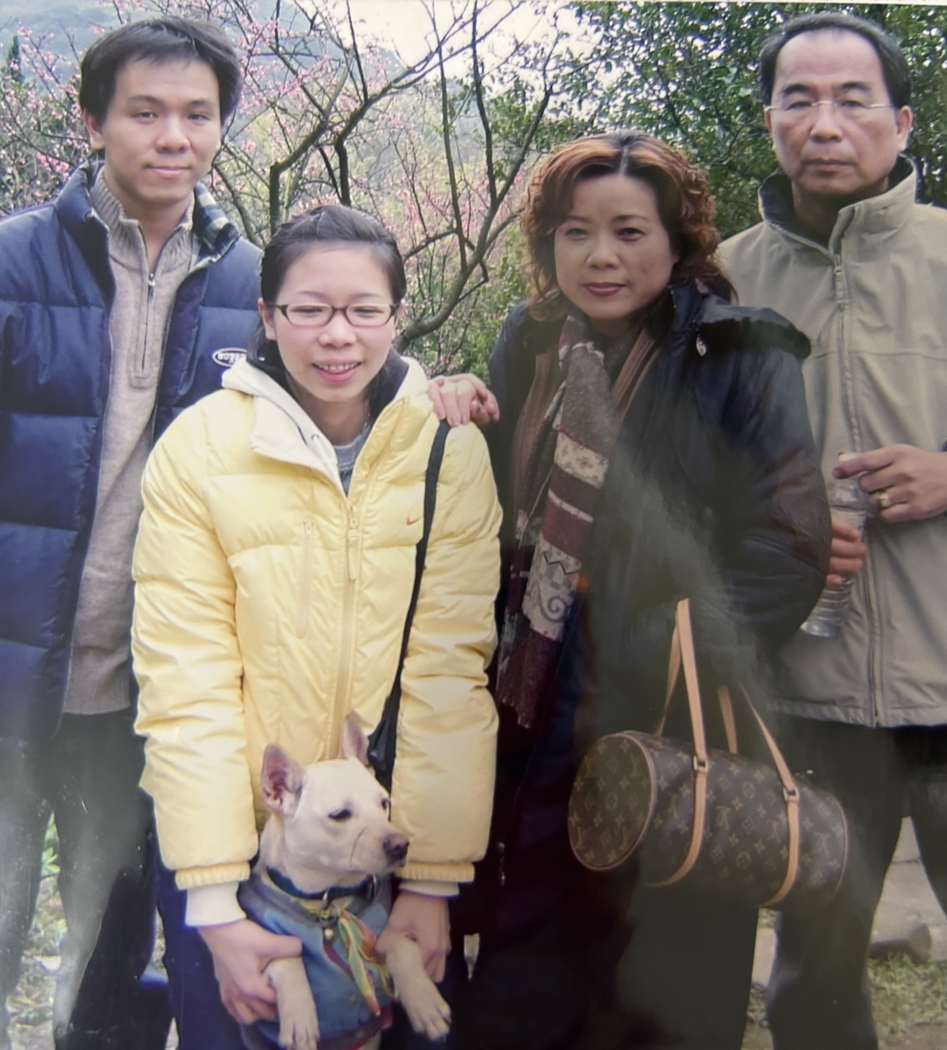 傅家人很照顧Moto，出門旅遊時都有Moto的身影圖/傅媽媽提供