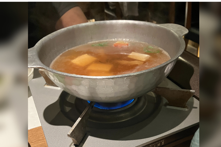男子因肝硬化合併食道靜脈曲張，喝下滾燙的熱湯旋即吐血、休克。圖/讀者提供