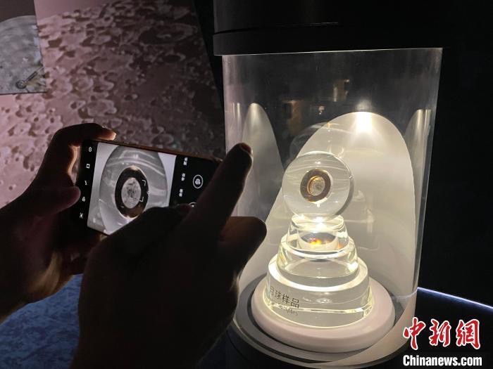 上海天文館的「天外來物」——月壤。該部分月壤樣品被封裝在水晶球中,供觀眾近距離觀看。圖/取自中新網