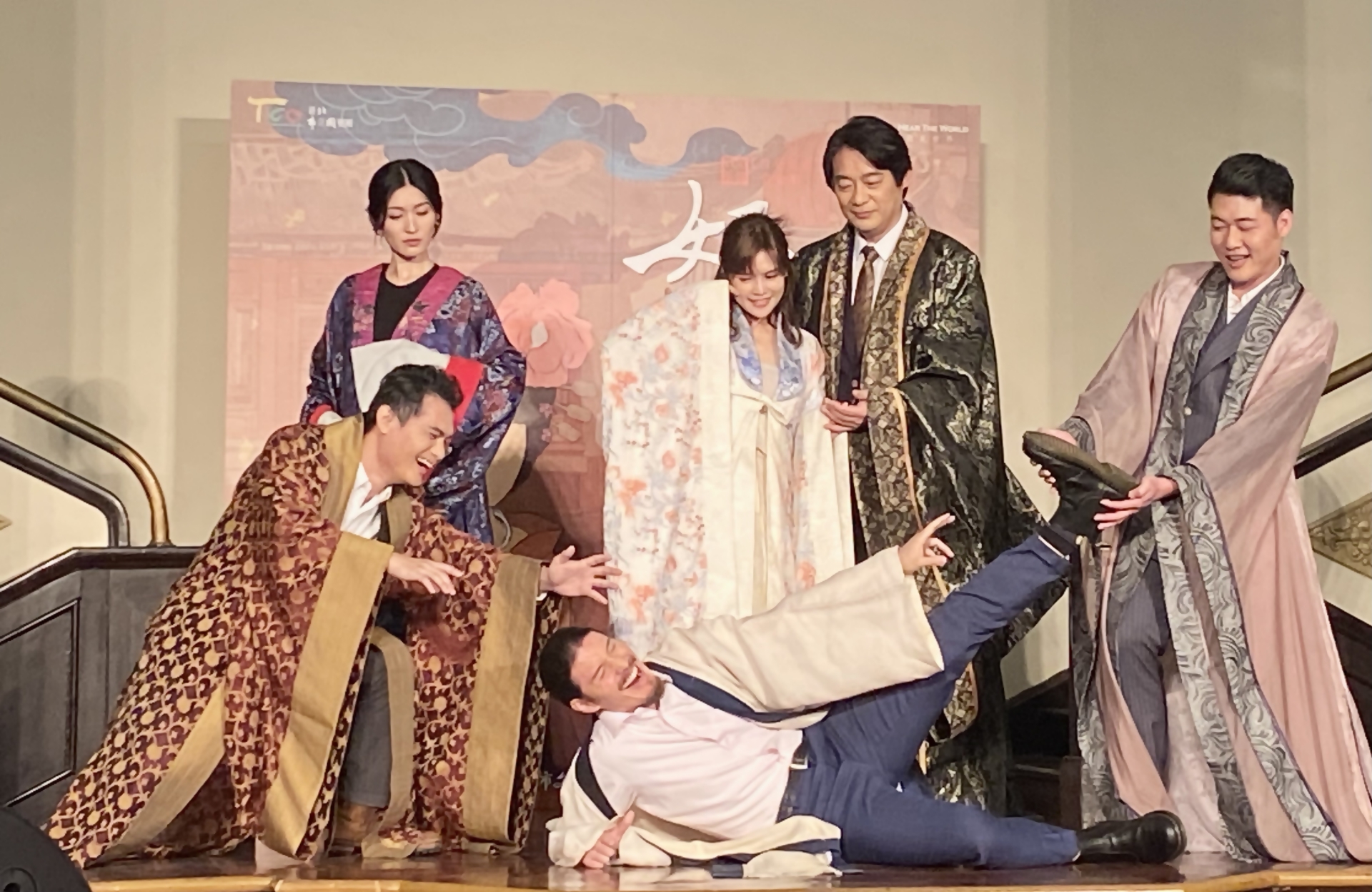 《妃比尋常笑》由郭耀仁（前排左起)、周厚安、林斌、管罄（後排左起)、夏宇童、周明宇演出。圖/田瑜萍攝