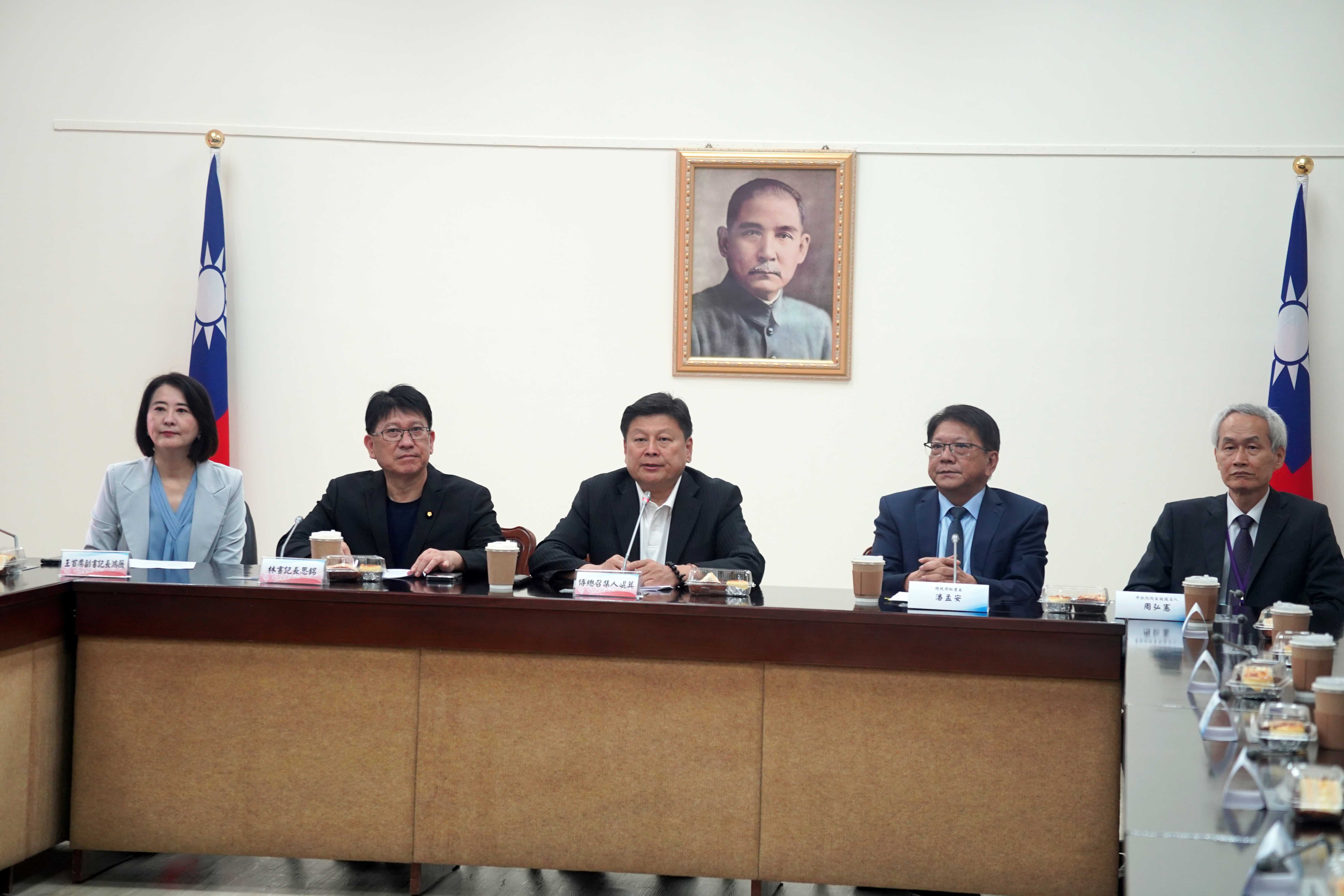 考試委員被提名人15日拜會國民黨團，左起國民黨首席副書記長王鴻薇、國民黨書記長林思銘、國民黨團總召傅崐萁、總統府潘秘書長孟安、考試院長被提名人周弘憲。圖／國民黨團提供