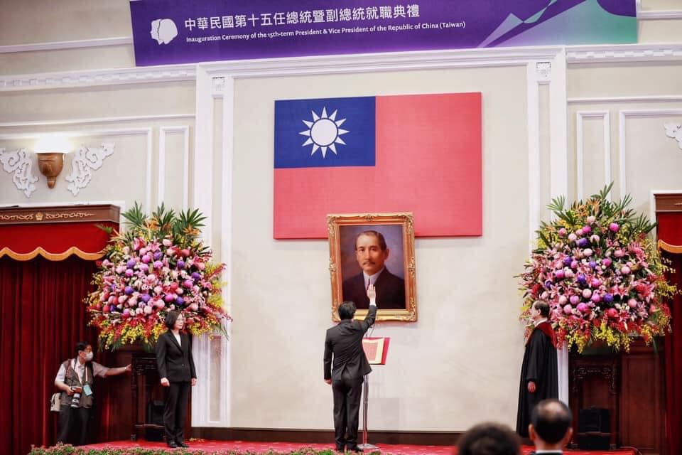 2020年5月20日，賴清德在國父遺像前宣誓就任副總統。圖/取自賴清德臉書