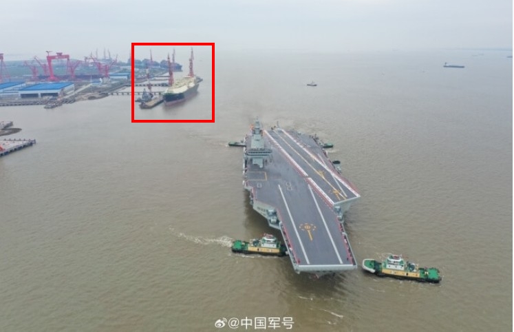 中國第3艘航空母艦福建號1日啟航，央視影片意外曝光075攻擊艦的升級版076艦正在建造中（紅框處）。圖/取自中國軍號