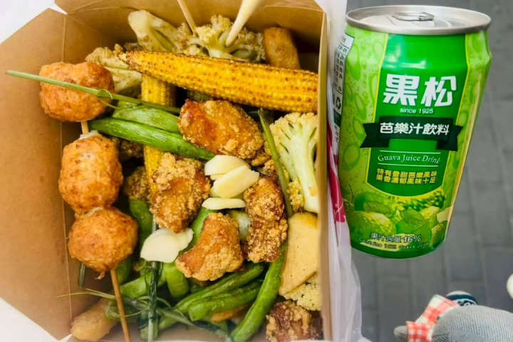 2026年4月6日，北京朝陽區，一家由台灣青年開設的小店「歹勢鹽酥雞」吸引不少食客。圖／網友「奔向夢幻的疆界」提供