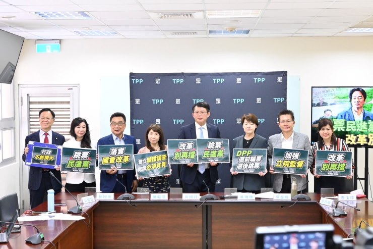 「鏡電視申設及後續爭議調閱專案小組」召集人林國成（左3）表示，NCC仍不提供詳細資料，而從這起事件凸顯出國會須擁有調查權和召開聽證會的重要性。圖/林睿康攝