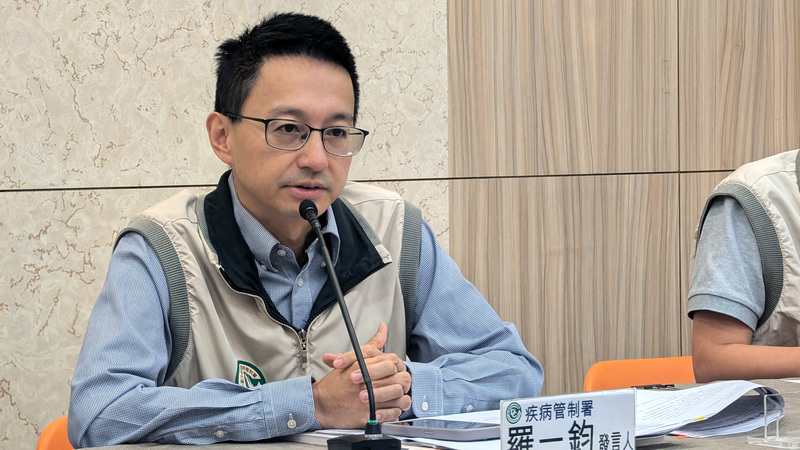 疾管署發言人羅一鈞表示，疾管署目前還沒收到，接種流感、新冠疫苗死亡個案的不良反應的通報。圖/中央社