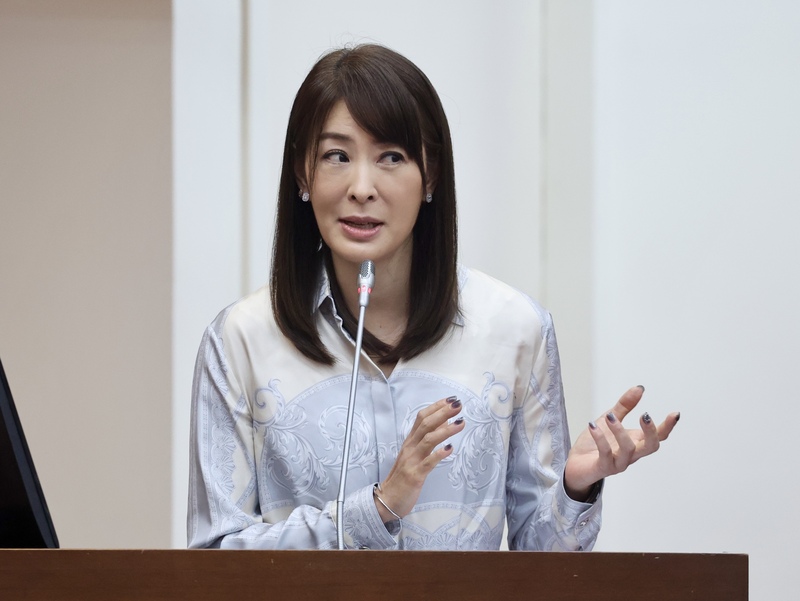 黃珊珊23日質詢台北101董座賈永婕，問曾有不法吸金公司登記在台北101、如何防範時，賈回應自己也差點曾變受害者。圖/中央社