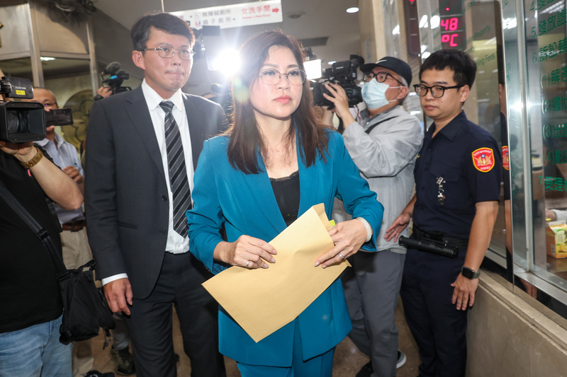 民眾黨立委麥玉珍27日下午在民眾黨立法院黨團總召黃國昌（左）陪同下前往台北地檢署，控告民進黨立委林淑芬傷人。圖/中央社