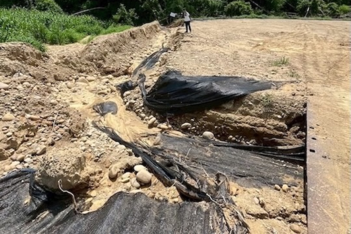 高雄近日來連日暴雨，大樹區和山里的光電場再度吸引民眾目光。圖為橋頭地檢署於今年6月底至和山光電場調查。圖/檢方提供
