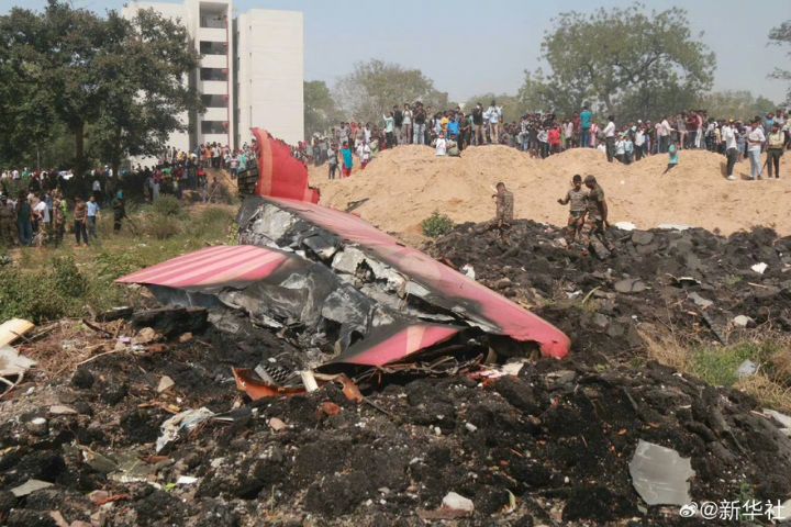 印度787墜毀機上載有242人，有至少一位倖存者；另外地面至少53人也遭波及罹難。圖/取自新華社微博