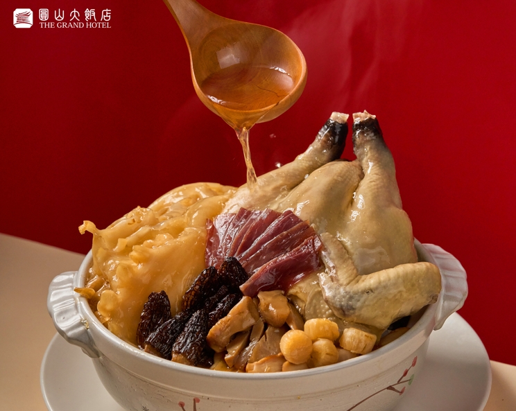 圓山「小龍迎春，幸福好年」──羊肚菌花膠雞湯。圖/圓山大飯店提供