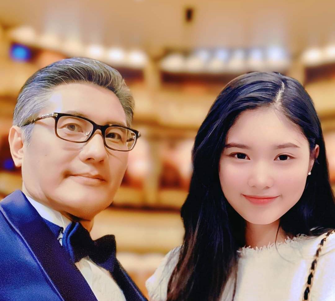 藝人包小柏(左)驟失愛女,用AI技術讓女兒「復活」。圖/取自包小柏臉書