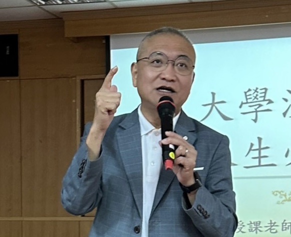 資深媒體人何啟聖列舉國民黨主席朱立倫應為敗選下台的十大理由。讀者提供。
