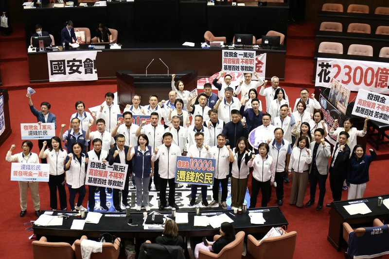 因應美國對等關稅，立法院會11日上演表決戰並三讀通過特別條例，匡列特別預算上限5450億元，並明定每人普發現金1萬元。圖為國民黨團總召傅崐萁（前排左7）與同黨立委喊口號表立場。圖/中央社