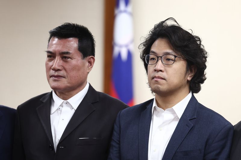 立法院新會期各常設委員會5日舉行召委選舉，8個委員會都是經推舉方式選出召委，外交及國防委員會新任召委由民進黨立委沈伯洋（右）、國民黨立委黃仁（左）擔任。圖/中央社