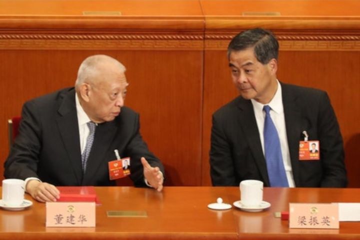 2020年4月26日大陸全國政協副主席董建華(左)、梁振英(右)共同倡議發起「香港再出發大聯盟」。圖/取自中新社