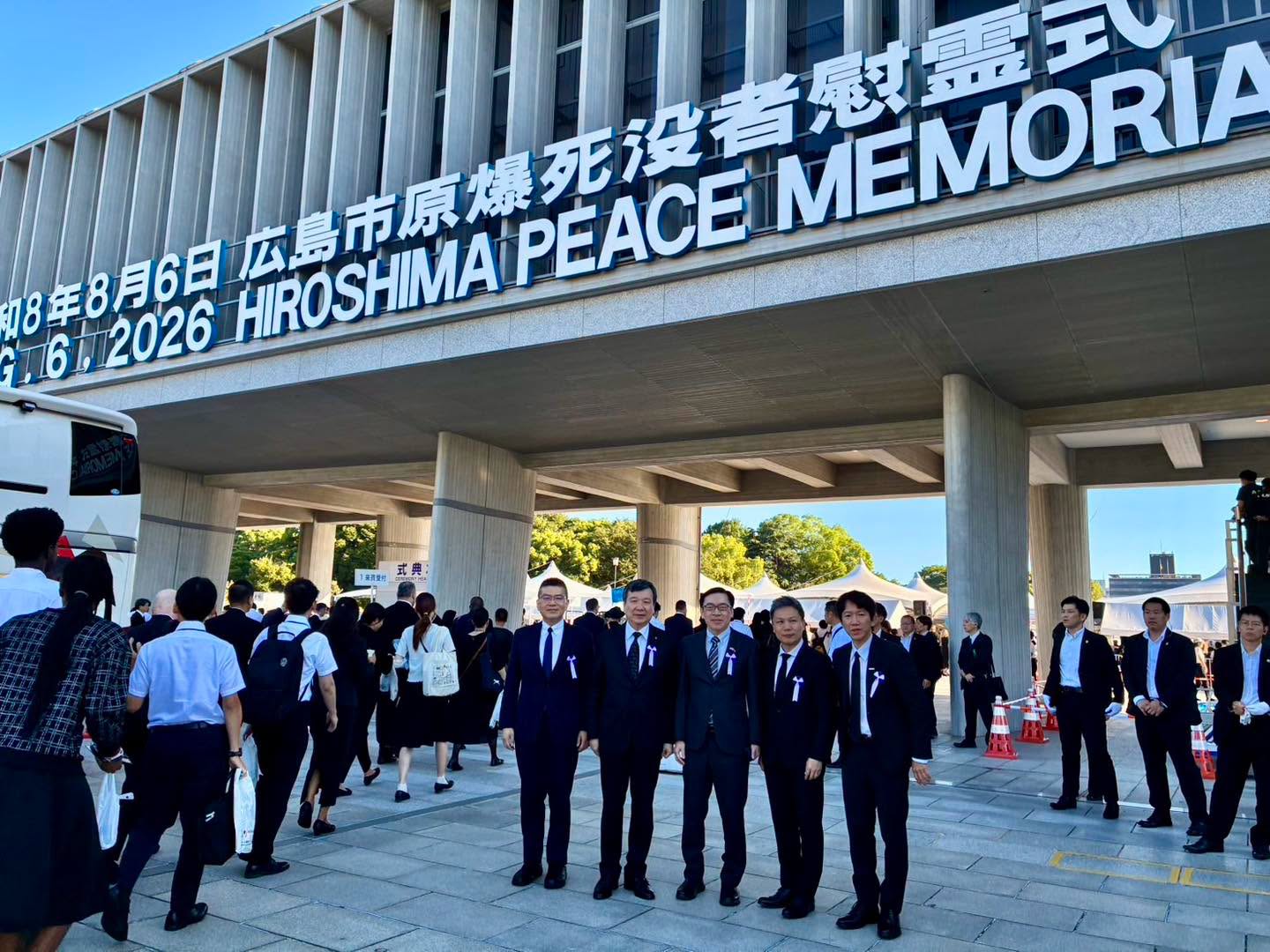 廣島市與長崎做法不同，廣島今年5月就表示，將通知包括台灣在內的196個國家及地區參加8月6日的和平紀念典禮。圖為6日李逸清（左2）與代表處官員共同出席。圖／取自李逸洋臉書