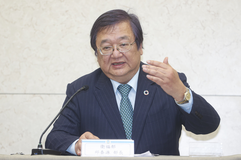 衛福部食藥署4日突襲式預告修正「日本牛肉及其產品之進口規定」草案，擬解除日本牛齡限制，採全牛齡進口。圖為衛福部長邱泰源。圖/中央社