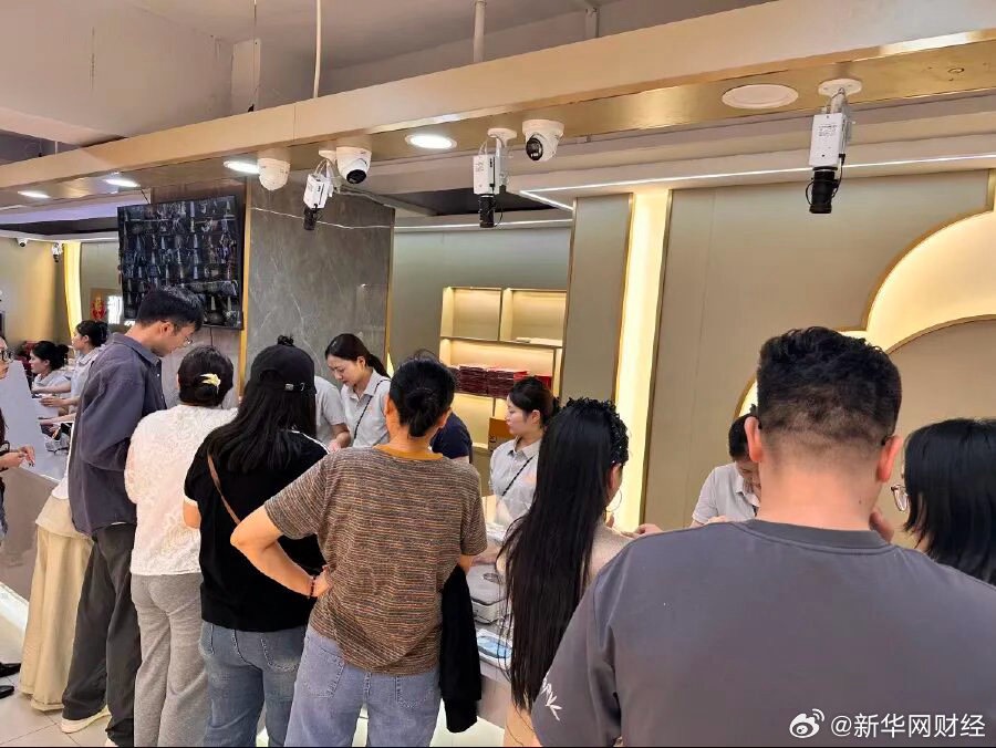 大陸十一購金潮,珠寶展廳出現大量人潮,部分櫃位前甚至排起長隊。圖/取自新華網財經