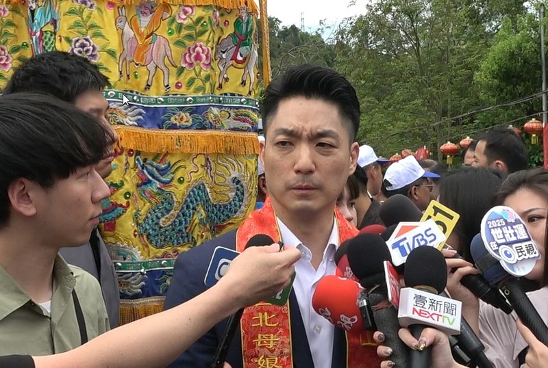 台北市長蔣萬安17日拋出倒閣主張，迫賴清德總統因此解散國會重選。圖為蔣萬安（中）19日出席「2025台北母娘文化季羅天大醮米龍開光暨保民遶境嘉年華起駕」。圖/中央社