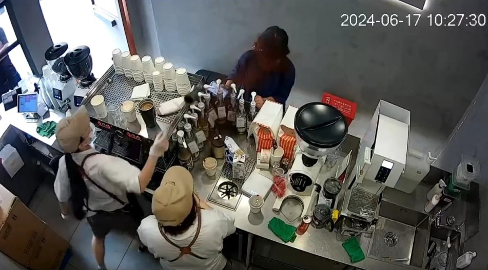 打客人耳光、潑咖啡粉 陸知名連鎖店一天兩起店員暴走