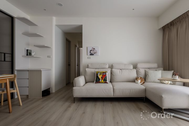 新家全室鋪設 Order floor 超耐磨木地板,耐磨防水無毒低甲醛,讓大人毛孩盡情玩耍超安心。圖/歐德集團提供