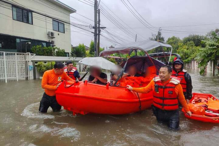 曼谷暴雨市區道路積水半人高　全市50區進入緊急狀態