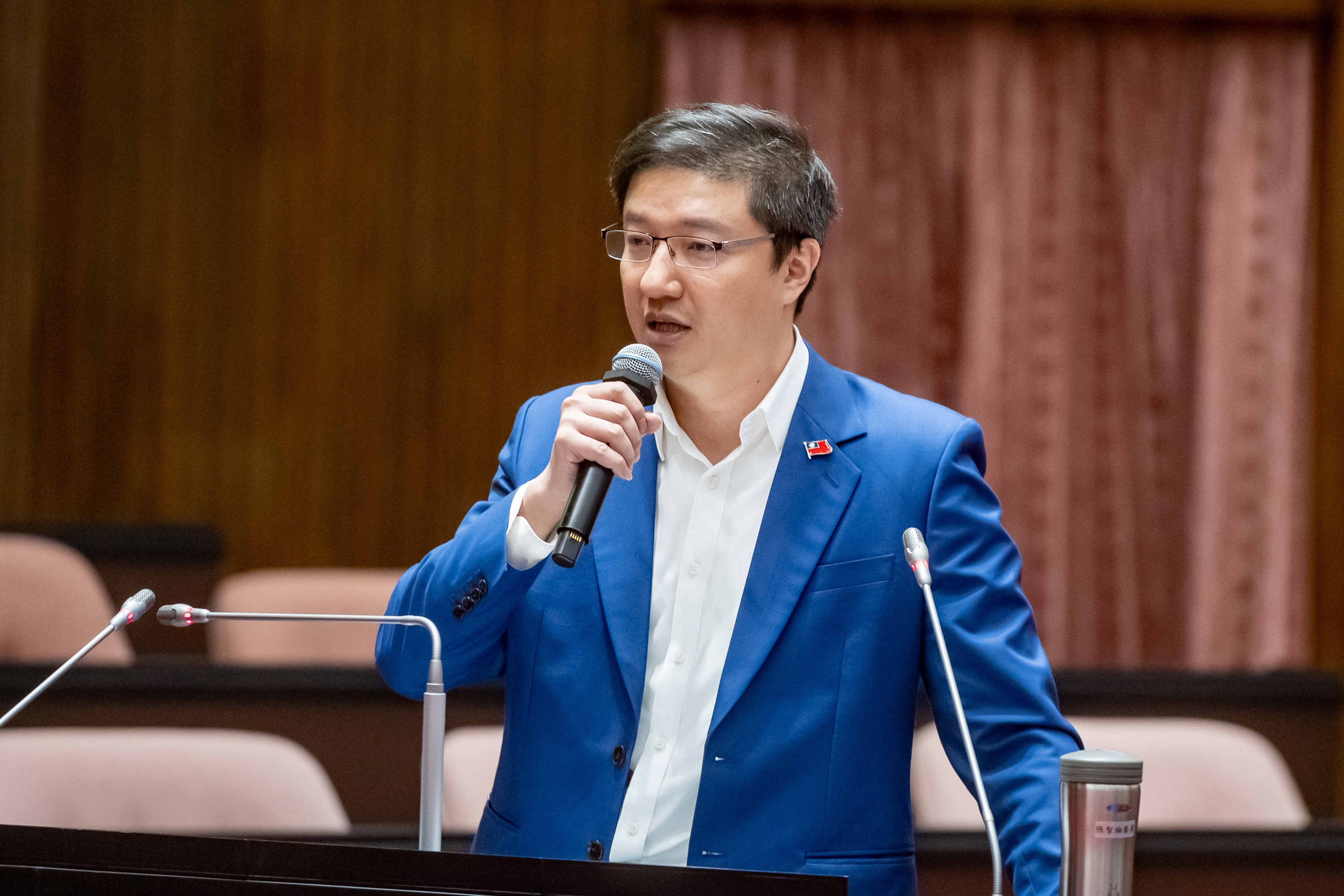 新北市國民黨立委張智倫因為踢爆內政部指名將2000多萬元預算規劃由壯闊台灣、黑熊學院辦理民防課程，一戰成名。圖/張智倫辦公室提供