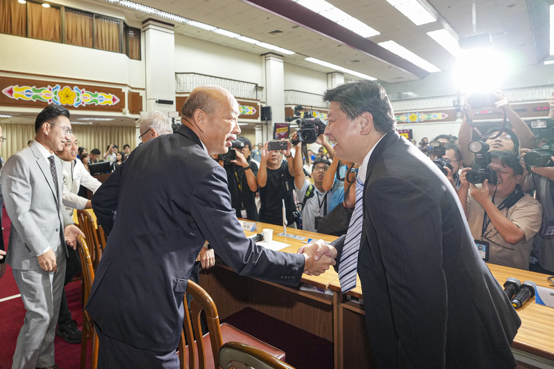 羅智強「說歷史陪爸媽」首映會　韓國瑜、傅崐萁握手大和解