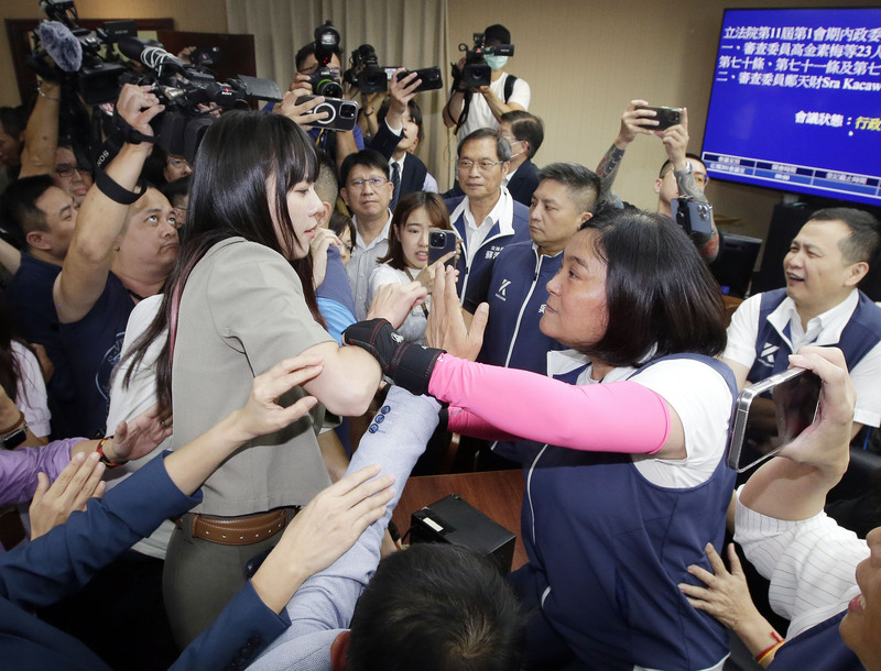 黃捷半夜擅闖國會還占領主席台，遭到國民黨立委大罵「黃賊」。圖/中央社