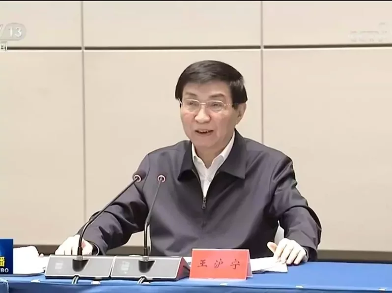大陸全國政協主席王滬寧昨（14日）參加一場台青座談時表示，希望台胞能阻止戰爭，並對在座的國台辦主任宋濤指示，應加強關心兩岸婚姻。圖／截自央視聯播