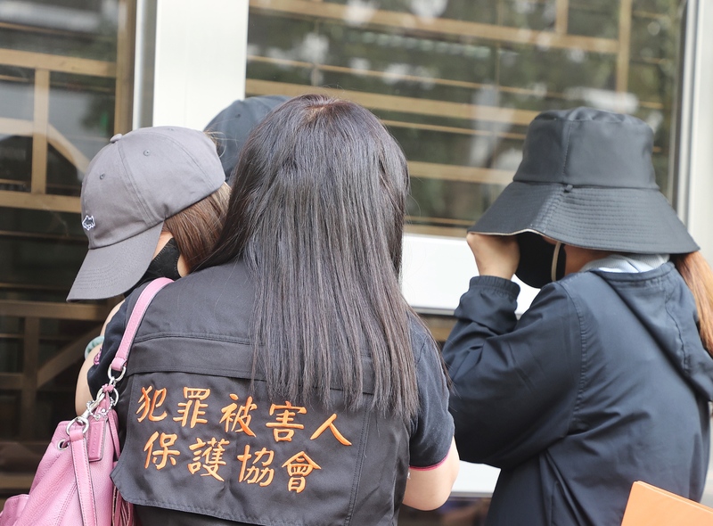 男子陳彥翔縱火致8家人亡，二審改判無期徒刑。死者家屬等在高院外，哭喊不能接受這樣的判決。圖/中央社