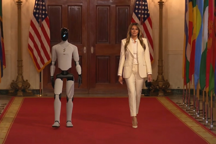 與梅蘭妮亞並肩走紅毯　白宮首見人形機器人賓客　秀11種語言驚艷全場