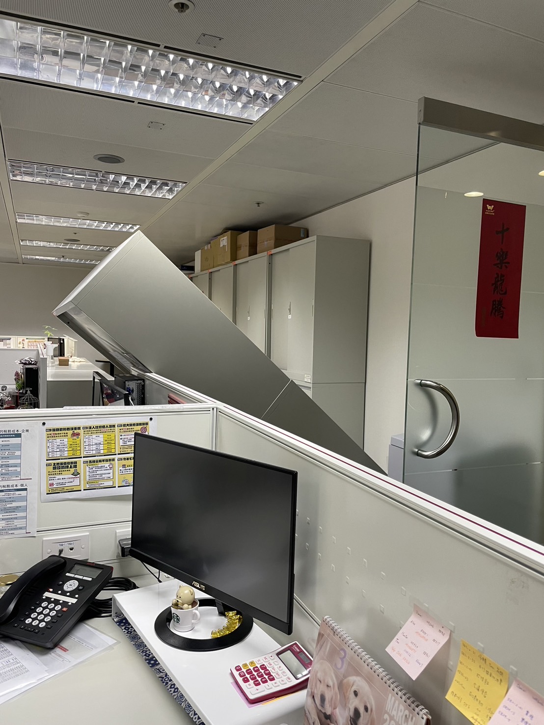 即使到了辦公室，也還是一場災難，櫃子倒了、桌椅設備都離位。圖／讀者提供