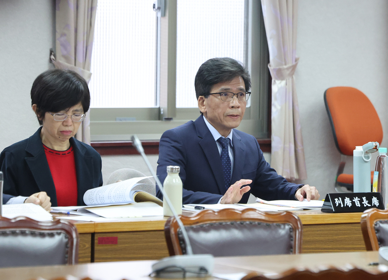 立法院經濟委員會19日上午審查114年度中央政府總預算案關於金融監督管理委員會、銀行局、證券期貨局、保險局、檢查局收支部分，金管會主委彭金隆（右）等官員列席。 圖/中央社