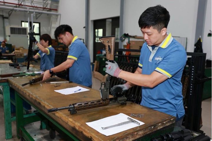 軍備局205廠全槍組裝作業。圖/軍聞社提供