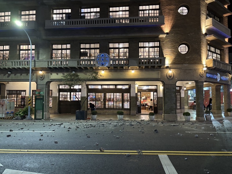 19日晚間林百貨驚傳屋簷混凝土崩落，險傷及路過民眾。圖/中央社