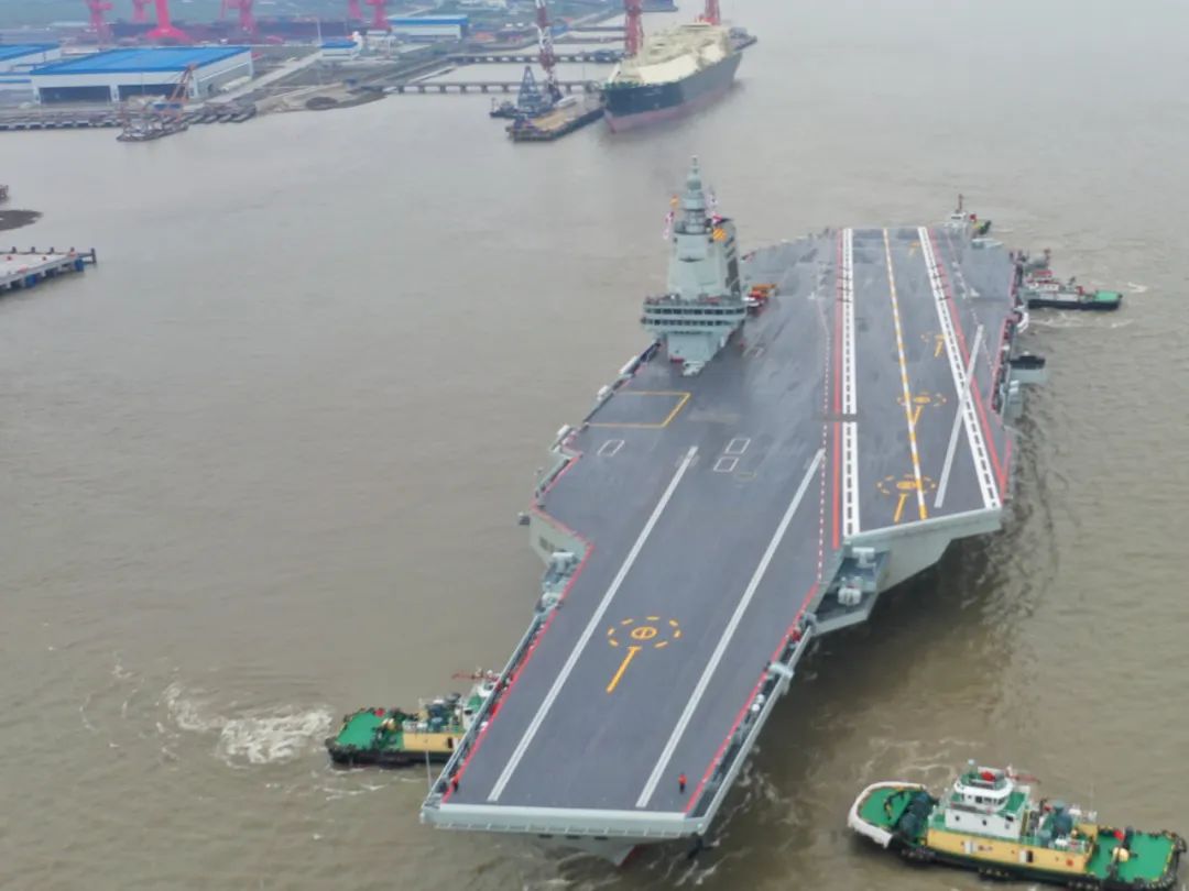 中共第三艘航空母艦福建艦1日從上海江南造船廠碼頭解纜出海，展開首次航行試驗。圖/新華社