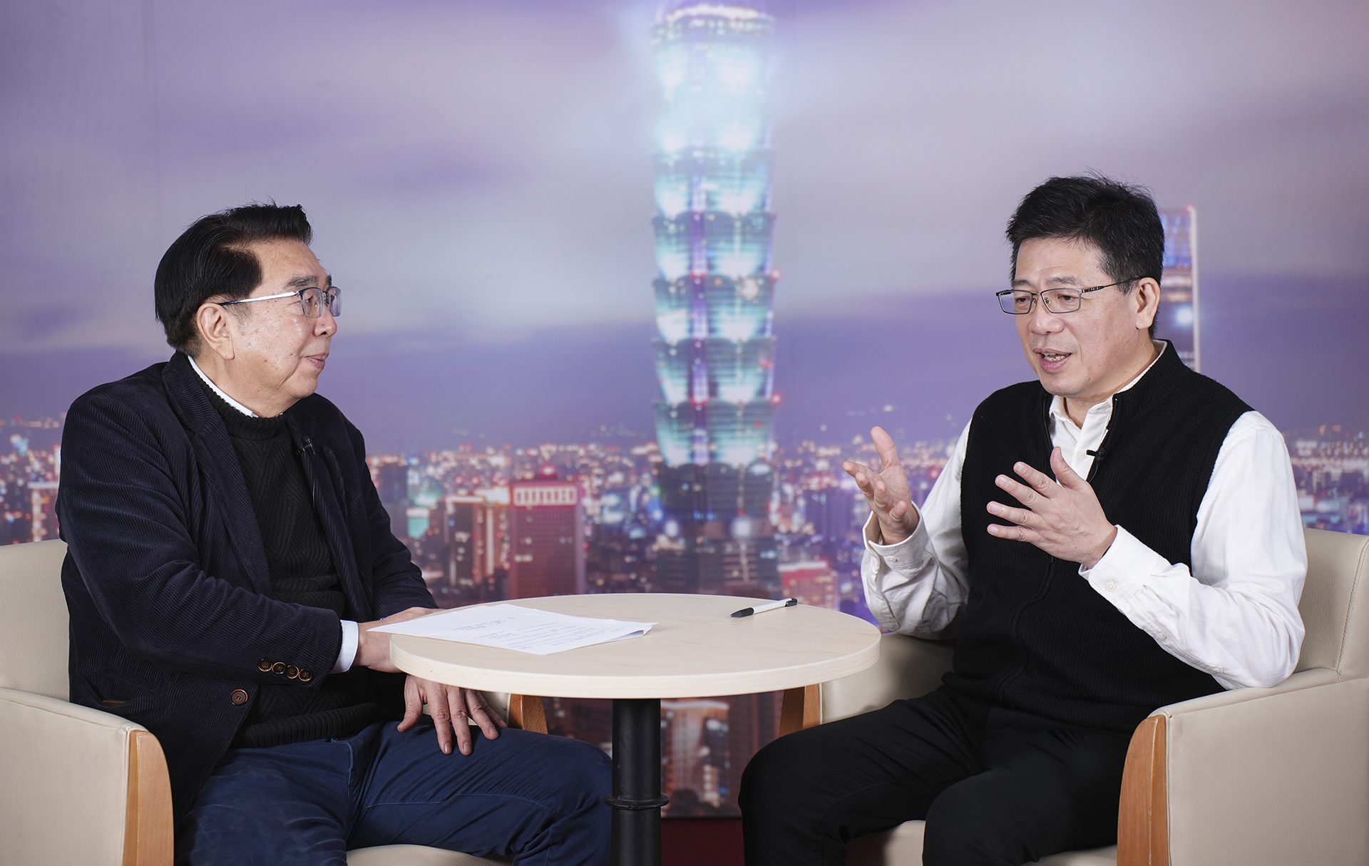民眾黨前秘書長謝立功（右）23日直言，黨內不能因為柯文哲案崩潰，需積極思考如何找回選民的好感。圖/梁鴻欣攝
