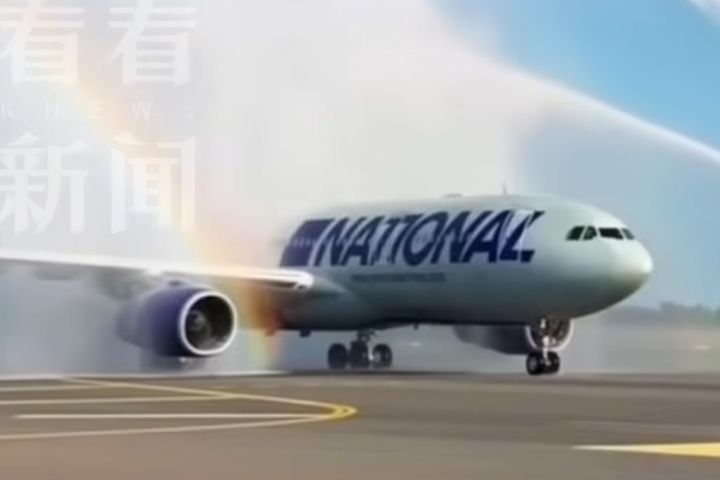 挪威國家足球隊專機降落奧斯陸機場時,消防車依慣例噴灑水柱形成象徵迎賓的「水門禮」,迎接球隊凱旋歸國。圖/取自看看新聞影片