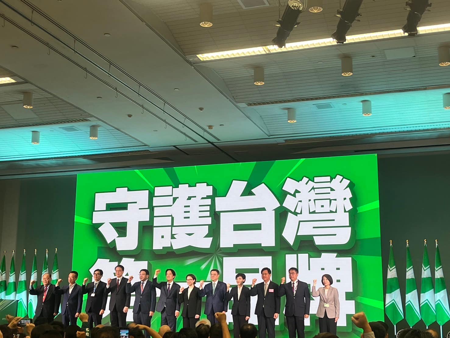民進黨全代會落幕，選出10名中常委，派系平衡色彩重。圖／取自何孟樺臉書