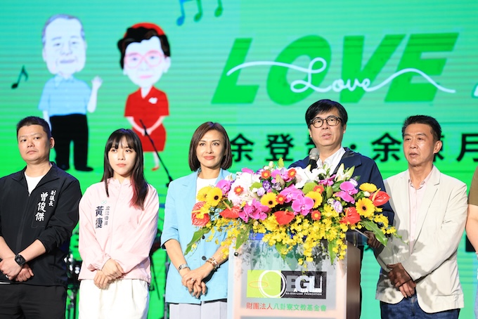 高雄市長陳其邁20日出席「余登發、余陳月瑛紀念音樂會」時提到，他認為，許智傑（右）及黃捷（左二）在立院很認真，卻分別有180多位、30多位死人要連署罷免，這是系統性的作弊行為。圖／高雄市政府提供