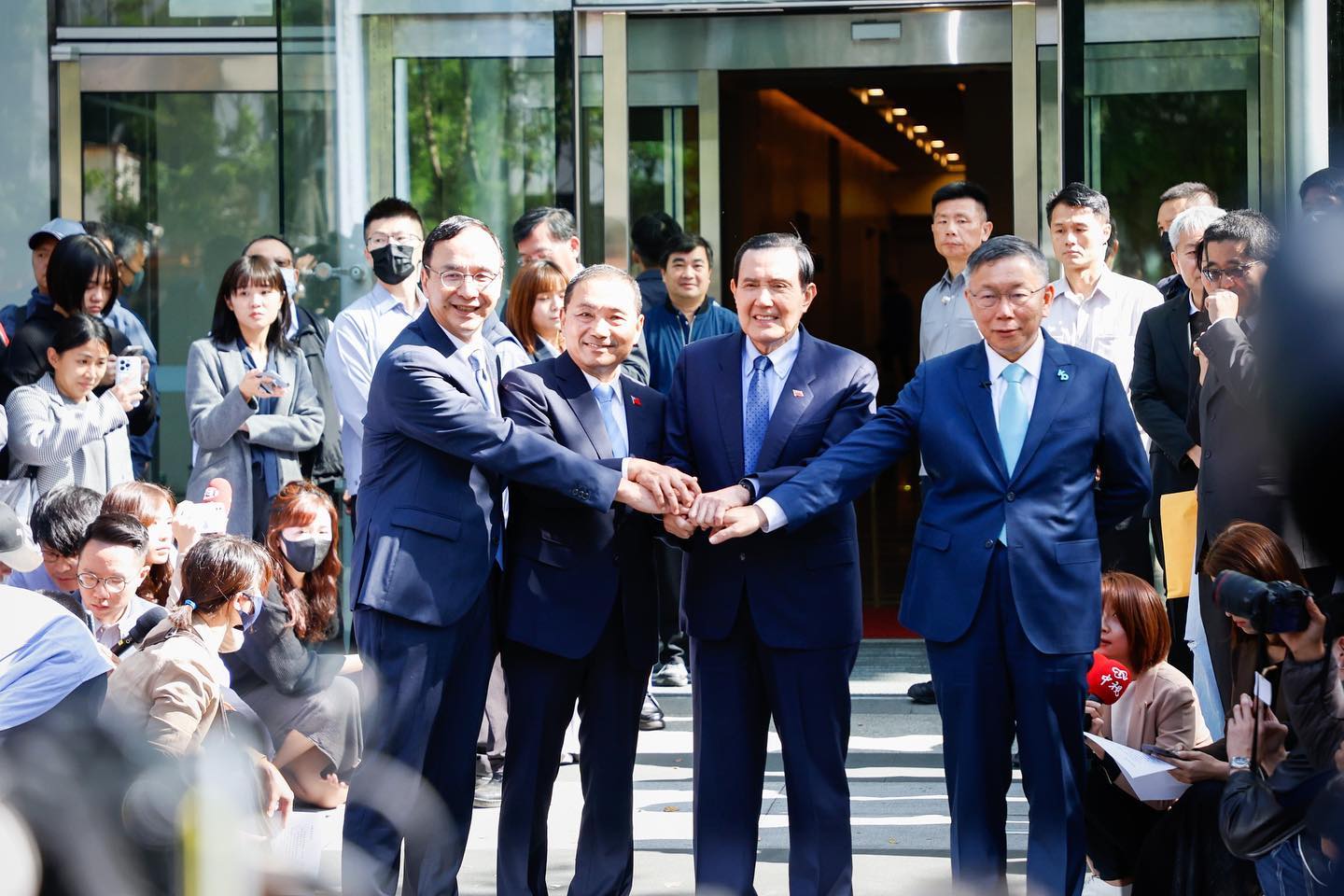 國民黨應結合民眾黨在國會形成絕對多數，修改反滲透法等相關法令。圖/國民黨臉書