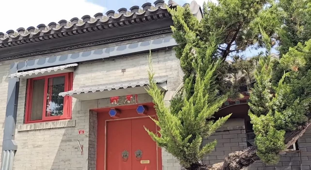郭晶晶的北京四合院，大門深鎖多由管家打理。 圖/截取中國行旅YouTube