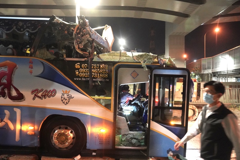 遊覽車經高雄市仁武區時自撞限高2公尺的涵洞，導致車頂嚴重損毀。圖/中央社