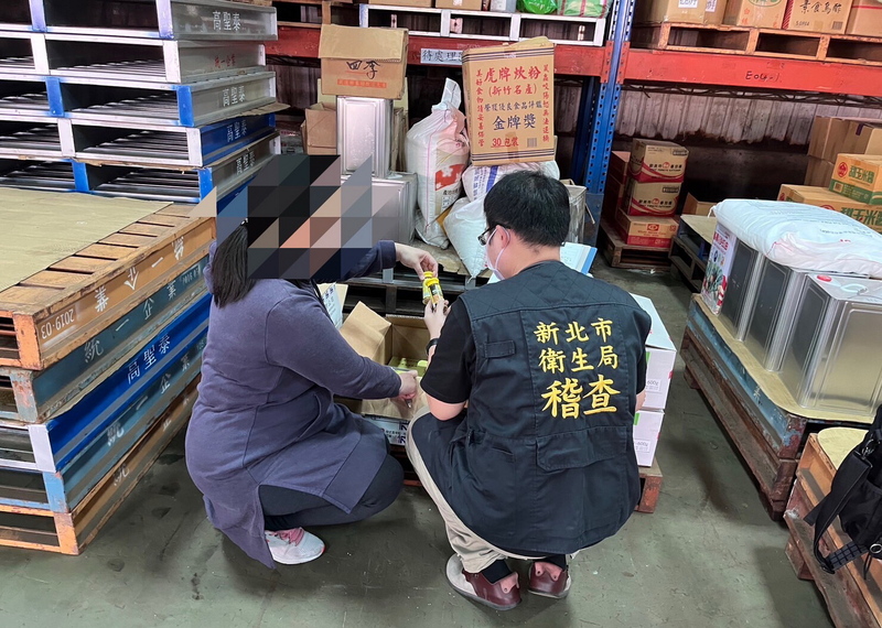 新北市政府衛生局1日表示，追查保欣企業進口的紅辣椒粉，其中遭檢驗出蘇丹紅的有效日期2026年10月12日批號原料，被濟生公司製成咖哩粉、印度咖哩粉、上咖哩粉；已稽查3家業者並通知下游中盤商停售回收。 （新北衛生局提供） 圖／中央社