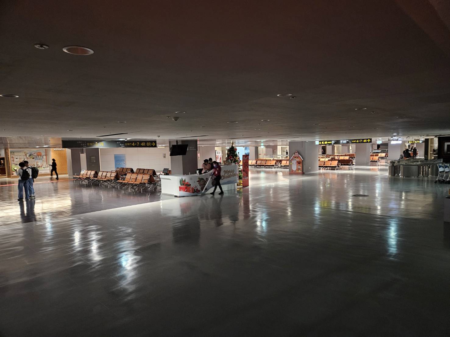 候機室及免稅店除部分緊急照片外，完全沒電。圖／遊客提供