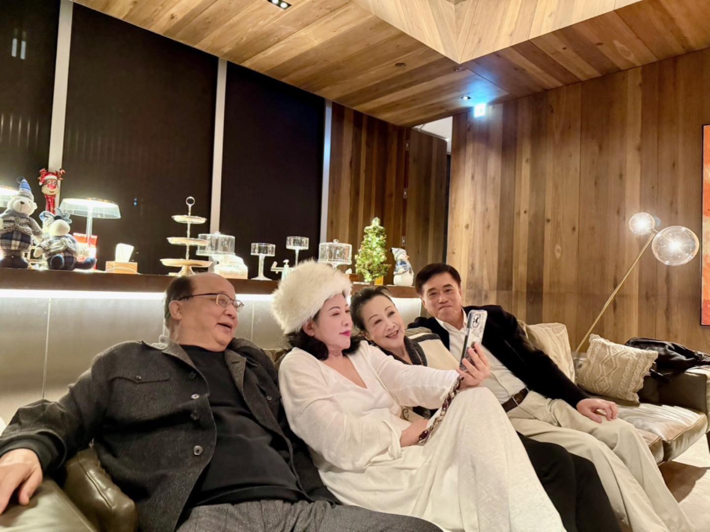 知悉陳文茜生病後，胡志強（左一）偕夫人邵曉玲（左三）、郝龍斌前往台中陳文茜家中看她。圖／取自文茜的世界周報 Sisy's World News  FB
