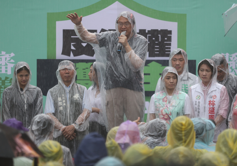 國會改革覆議案進入朝野短兵相接階段，藍綠白各黨紛紛下鄉到基層直接訴諸民意。圖為民進黨「反濫權、護民主」台北場，黨秘書長林右昌（中）在雨中進行宣講。圖/中央社