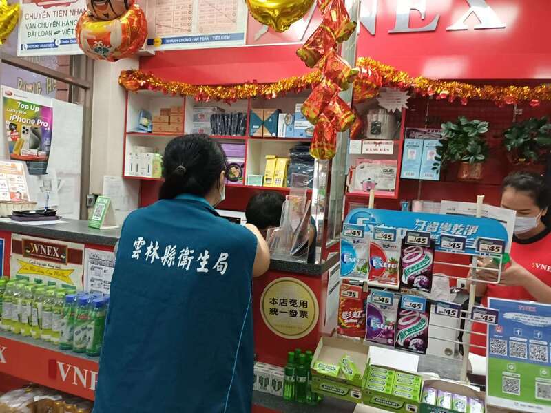 雲林縣衛生局人員前往稽查。圖/取自中央社